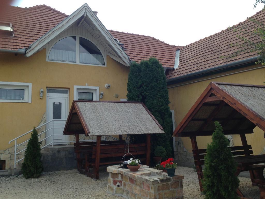 Viola Vendeghaz Bed & Breakfast Papa Exterior photo