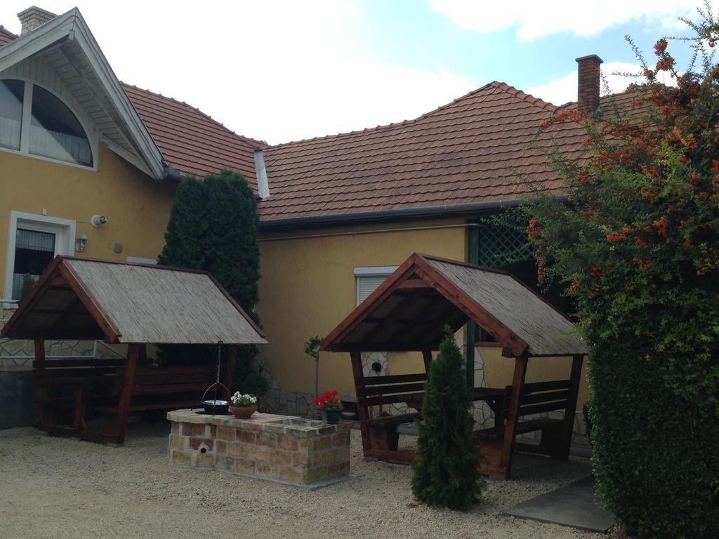 Viola Vendeghaz Bed & Breakfast Papa Exterior photo