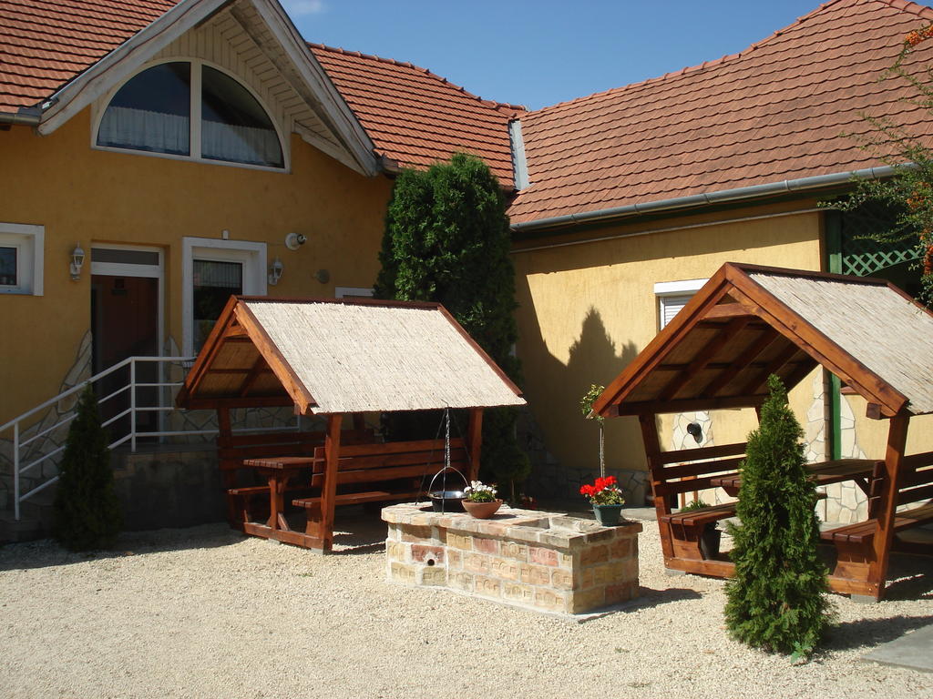 Viola Vendeghaz Bed & Breakfast Papa Exterior photo