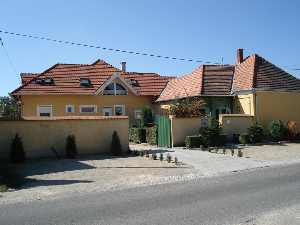 Viola Vendeghaz Bed & Breakfast Papa Exterior photo
